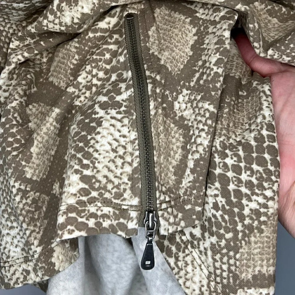 Susan Graver Snake print, side zippers, tan in color, mock turtleneck top XXSP - Picture 6 of 8